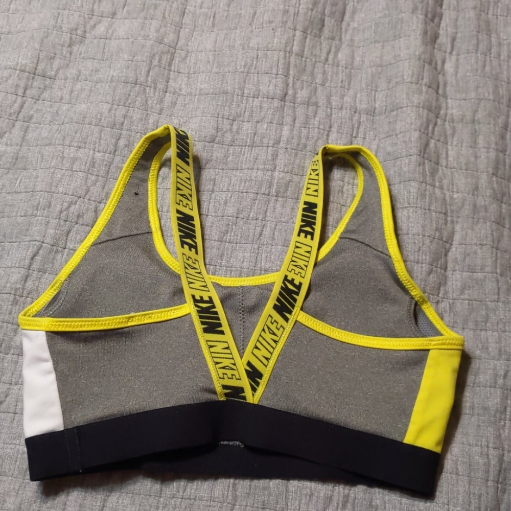 Nike sports bra - Picture 2 of 3